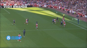 浪费黄金机会萨卡传中后被撞翻，约克雷斯打门直接被抱住