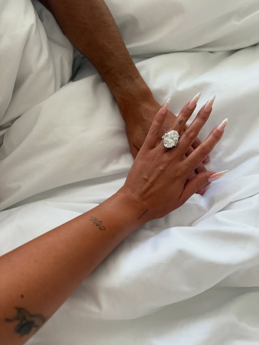 巨大钻戒马卡：C罗订婚戒指超一百万美元，很可能超10-15克拉